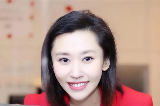 她|凯发k8ag百万网是《新闻联播》最年轻的主持人22岁进央